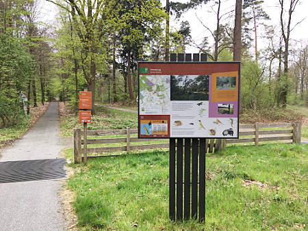 De toegang tot het Hunzebos in Exloo.