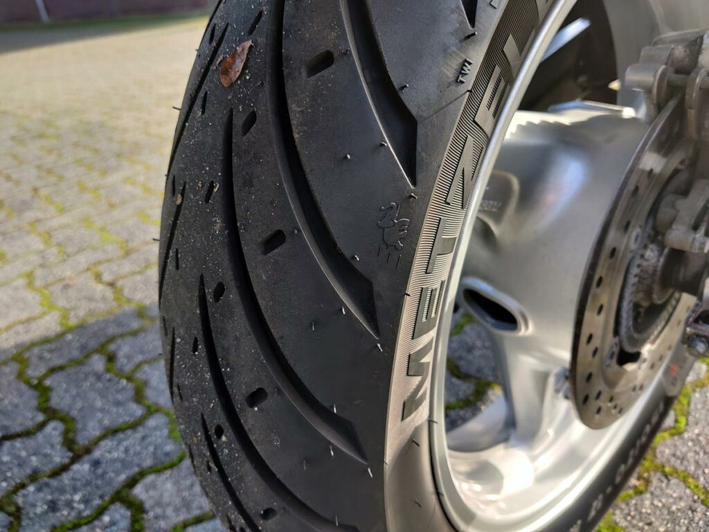 Detailfoto van de Metzeler Roadtec 01 achterband.