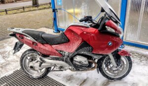 BMW R1200RT motorband wassen.