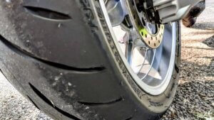 De beste motorband voor de BMW R1200RT is de Bridgestone BT032.